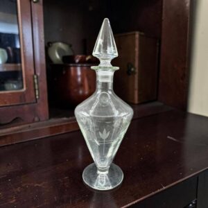 Ancienne carafe en verre et son bouchon conique - Décor floral - Collection