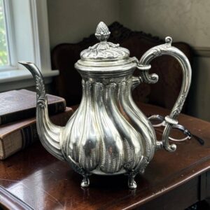 Rare Ancienne Théière / Verseuse Anglaise en métal argenté de style Louis XV - Collection - Décoration