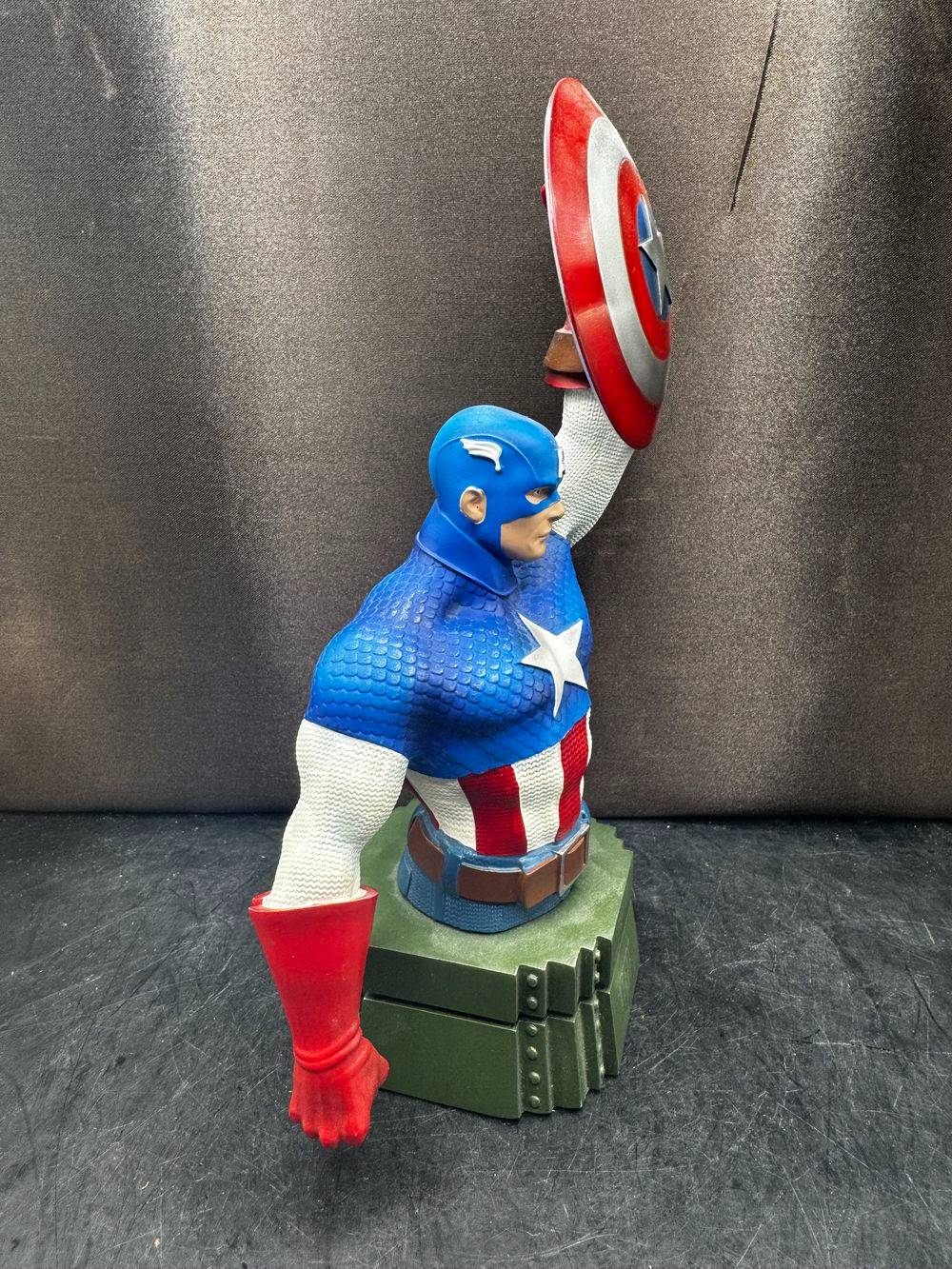Statuette / Buste officiel de Captain America en résine - Semic Distribution - Collection - Déco - Avengers - Marvel - 21 cm de haut – Image 2
