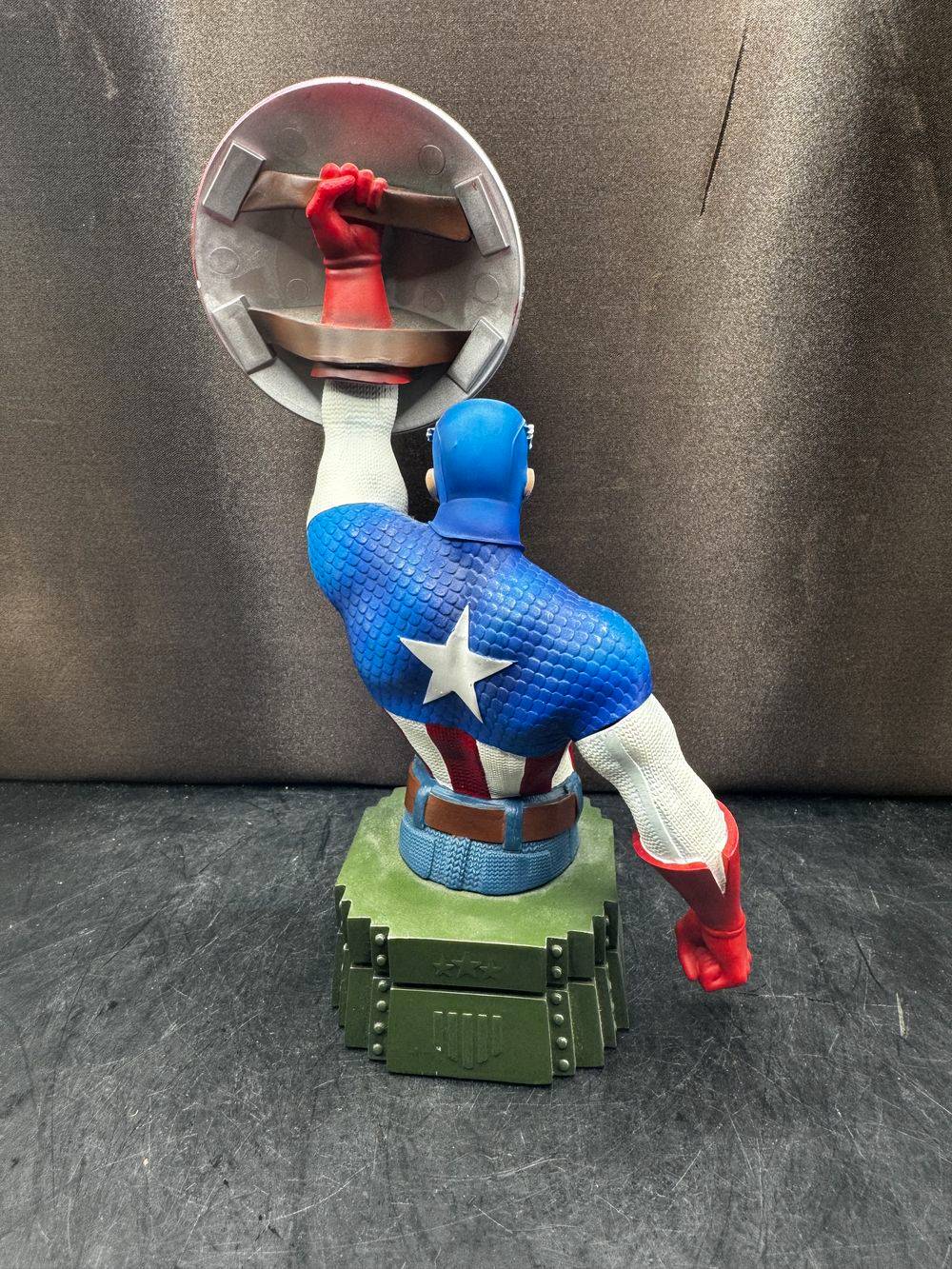 Statuette / Buste officiel de Captain America en résine - Semic Distribution - Collection - Déco - Avengers - Marvel - 21 cm de haut – Image 3