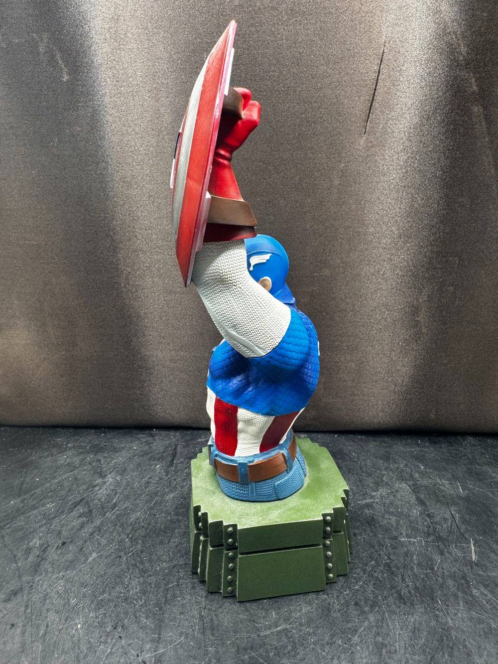 Statuette / Buste officiel de Captain America en résine - Semic Distribution - Collection - Déco - Avengers - Marvel - 21 cm de haut – Image 4