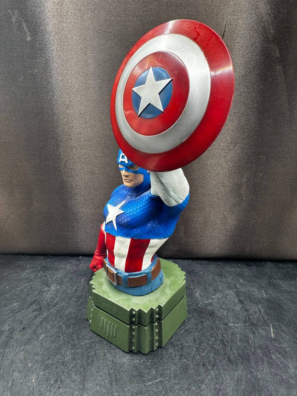 Statuette / Buste officiel de Captain America en résine - Semic Distribution - Collection - Déco - Avengers - Marvel - 21 cm de haut – Image 5