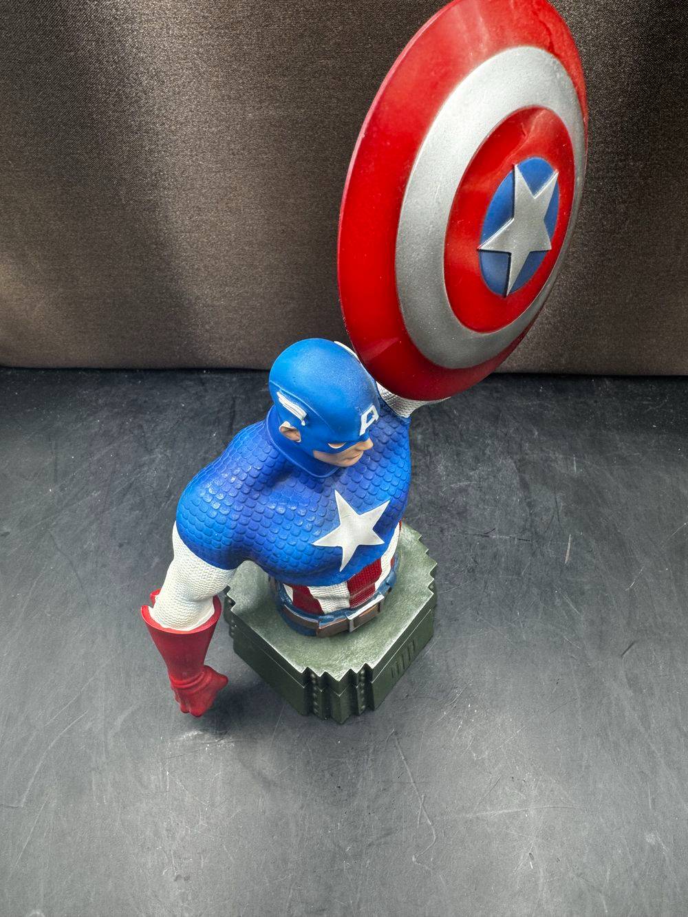 Statuette / Buste officiel de Captain America en résine - Semic Distribution - Collection - Déco - Avengers - Marvel - 21 cm de haut – Image 6