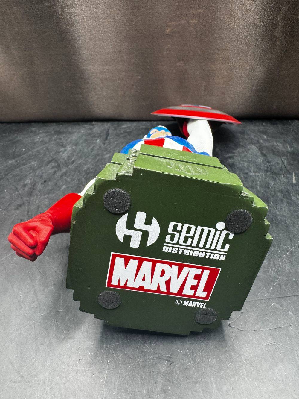 Statuette / Buste officiel de Captain America en résine - Semic Distribution - Collection - Déco - Avengers - Marvel - 21 cm de haut – Image 7