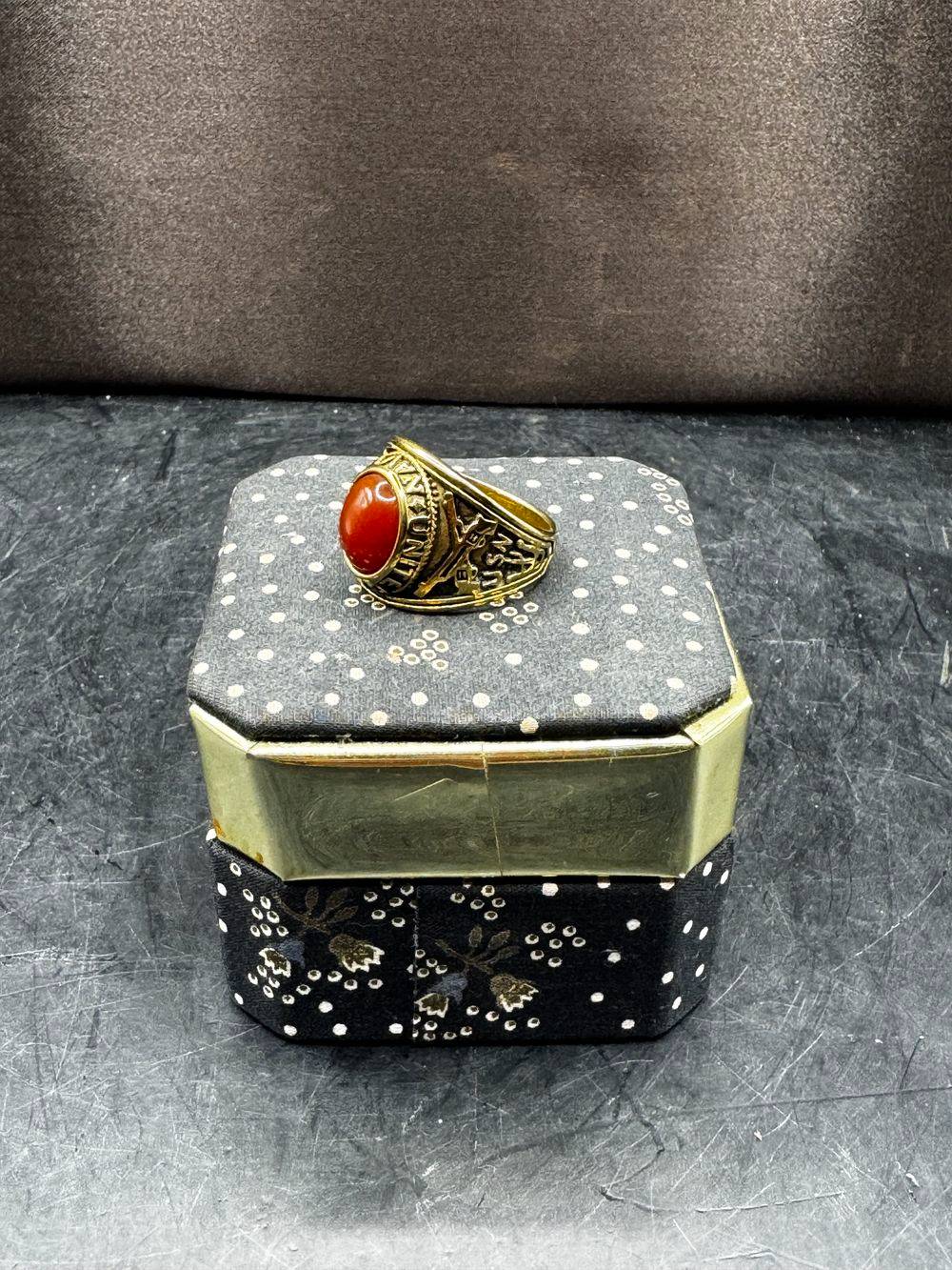 Chevalière / Bague militaire de style américain aux couleurs de l'US Navy (la marine de guerre des États-Unis) - Métal doré et pierre de couleur marron - Taille Ø 62 - Collection - Bijoux – Image 2