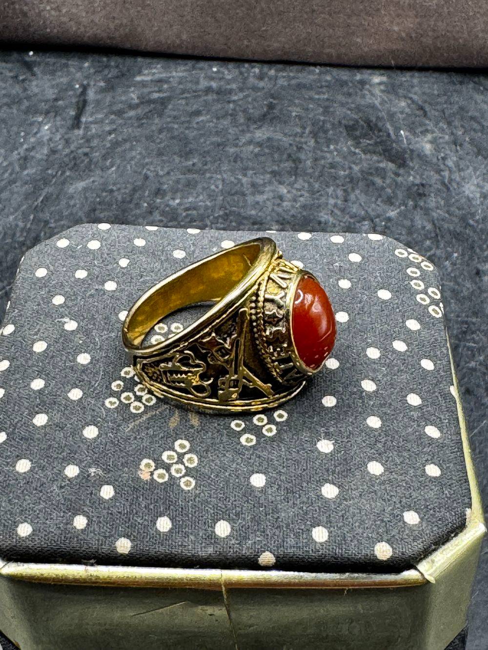Chevalière / Bague militaire de style américain aux couleurs de l'US Navy (la marine de guerre des États-Unis) - Métal doré et pierre de couleur marron - Taille Ø 62 - Collection - Bijoux – Image 3