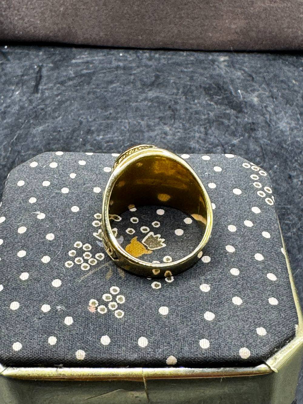 Chevalière / Bague militaire de style américain aux couleurs de l'US Navy (la marine de guerre des États-Unis) - Métal doré et pierre de couleur marron - Taille Ø 62 - Collection - Bijoux – Image 4