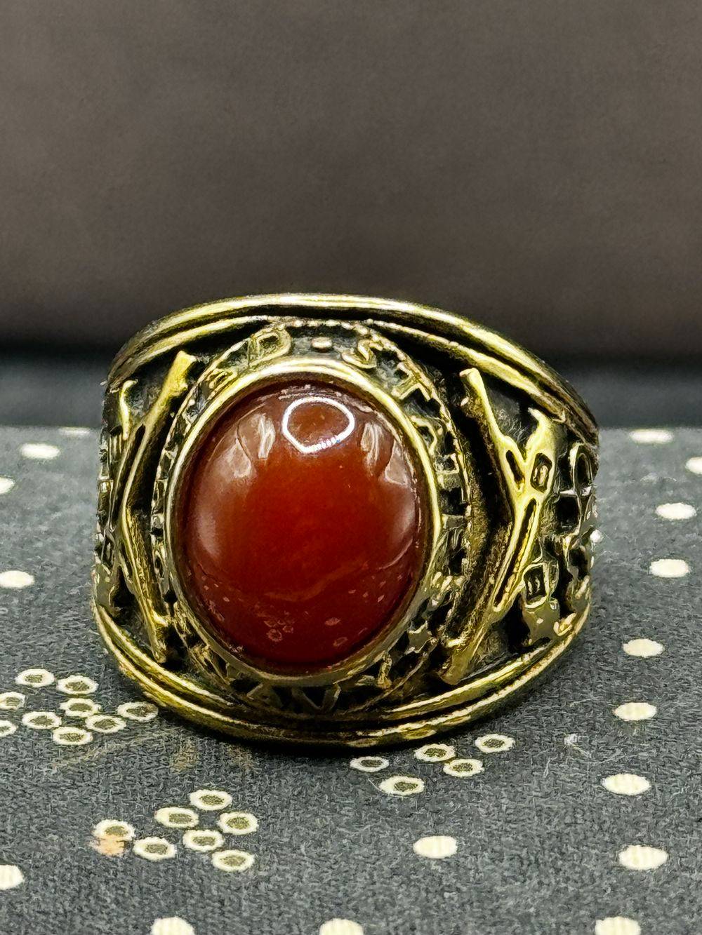 Chevalière / Bague militaire de style américain aux couleurs de l'US Navy (la marine de guerre des États-Unis) - Métal doré et pierre de couleur marron - Taille Ø 62 - Collection - Bijoux – Image 5