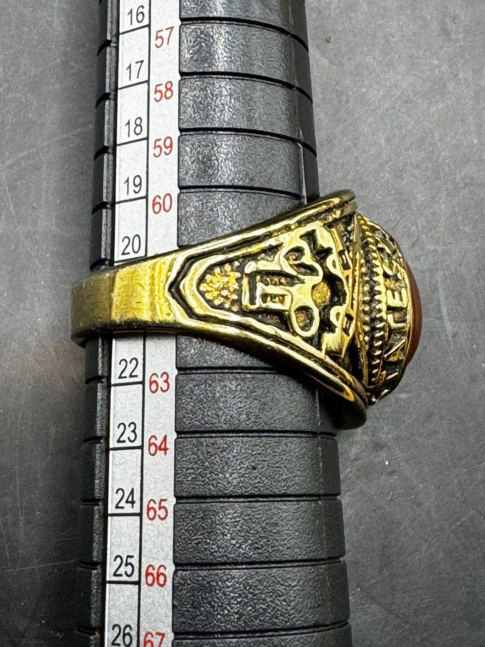 Chevalière / Bague militaire de style américain aux couleurs de l'US Navy (la marine de guerre des États-Unis) - Métal doré et pierre de couleur marron - Taille Ø 62 - Collection - Bijoux – Image 6