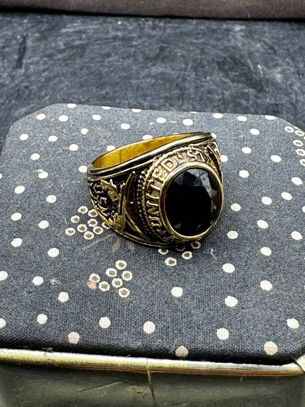 Chevalière / Bague militaire de style américain aux couleurs de l'US Navy (la marine de guerre des États-Unis) - Métal doré et pierre de couleur noire à facette - Taille Ø 61- Collection - Bijoux – Image 2