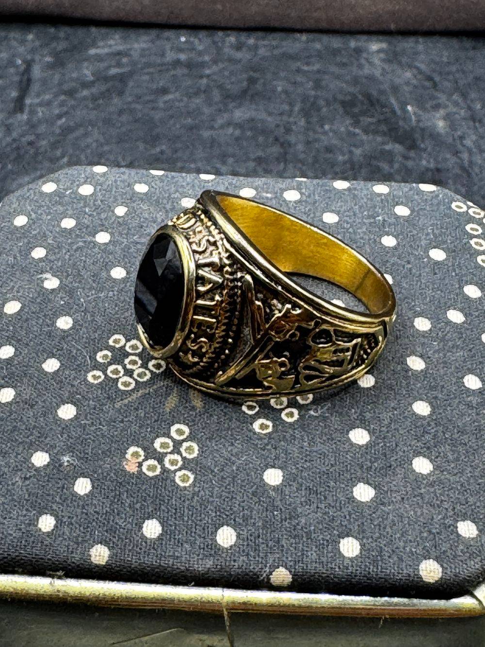Chevalière / Bague militaire de style américain aux couleurs de l'US Navy (la marine de guerre des États-Unis) - Métal doré et pierre de couleur noire à facette - Taille Ø 61- Collection - Bijoux – Image 3
