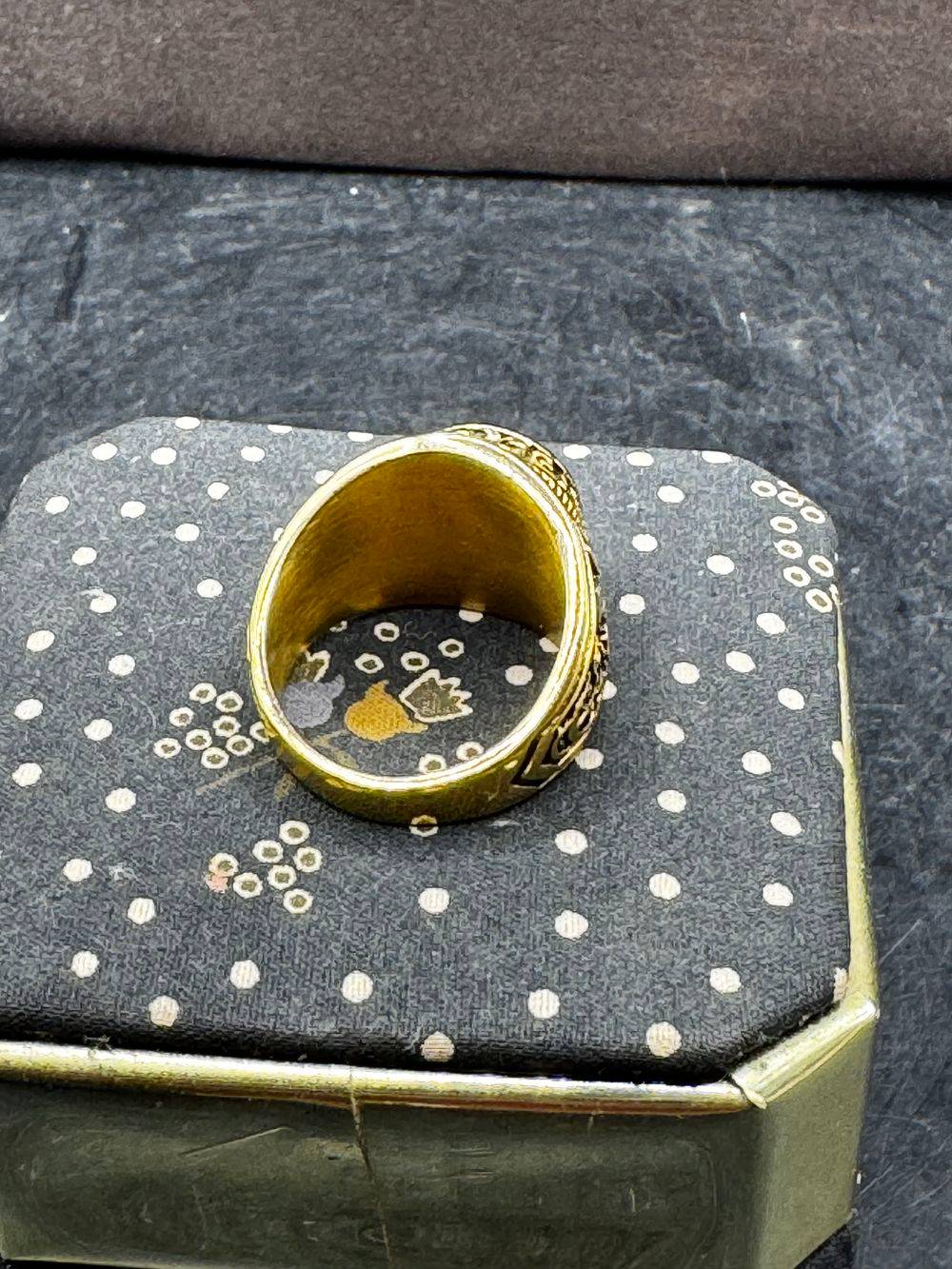 Chevalière / Bague militaire de style américain aux couleurs de l'US Navy (la marine de guerre des États-Unis) - Métal doré et pierre de couleur noire à facette - Taille Ø 61- Collection - Bijoux – Image 4