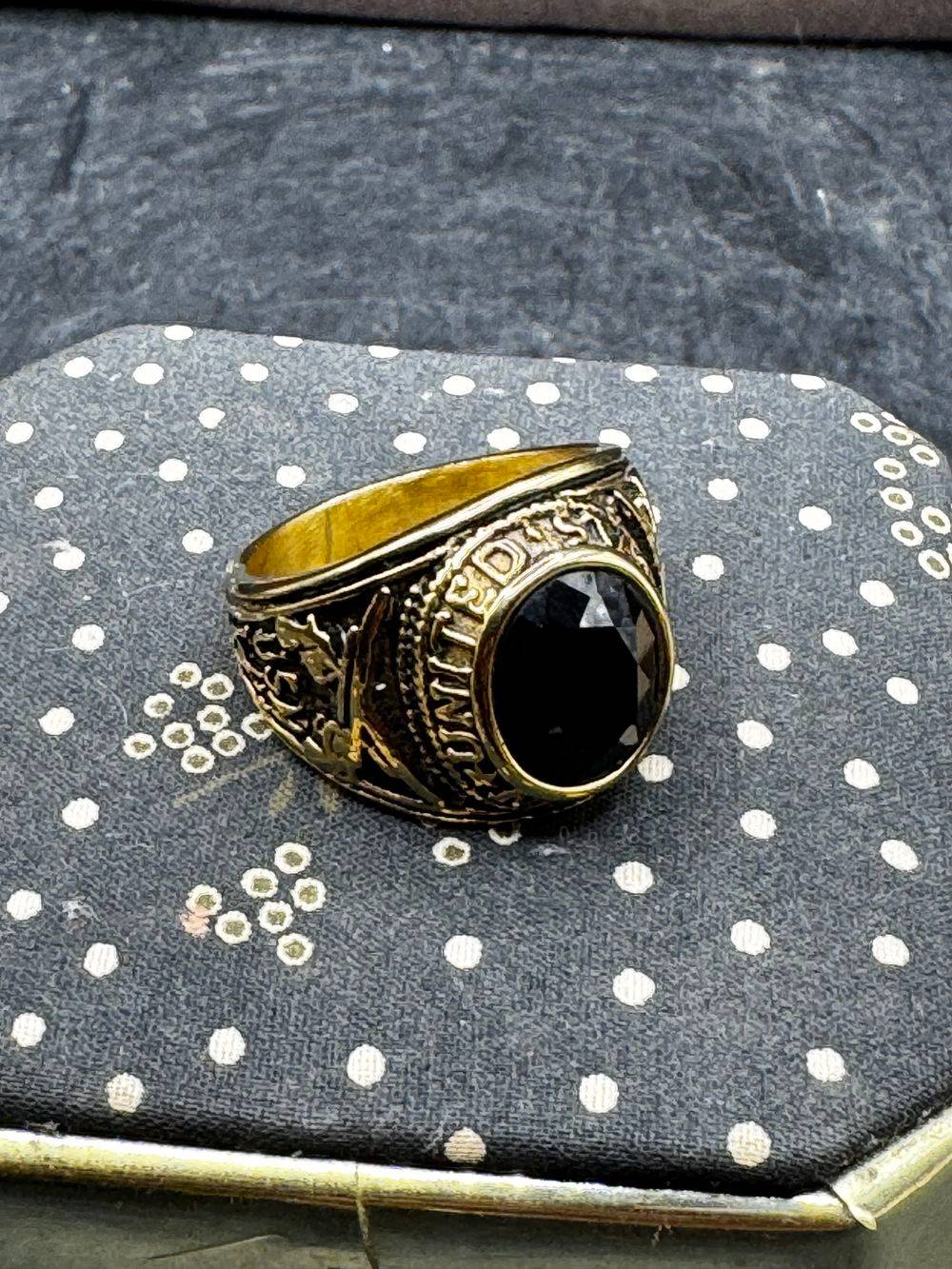Chevalière / Bague militaire de style américain aux couleurs de l'US Navy (la marine de guerre des États-Unis) - Métal doré et pierre de couleur noire à facette - Taille Ø 61- Collection - Bijoux – Image 5