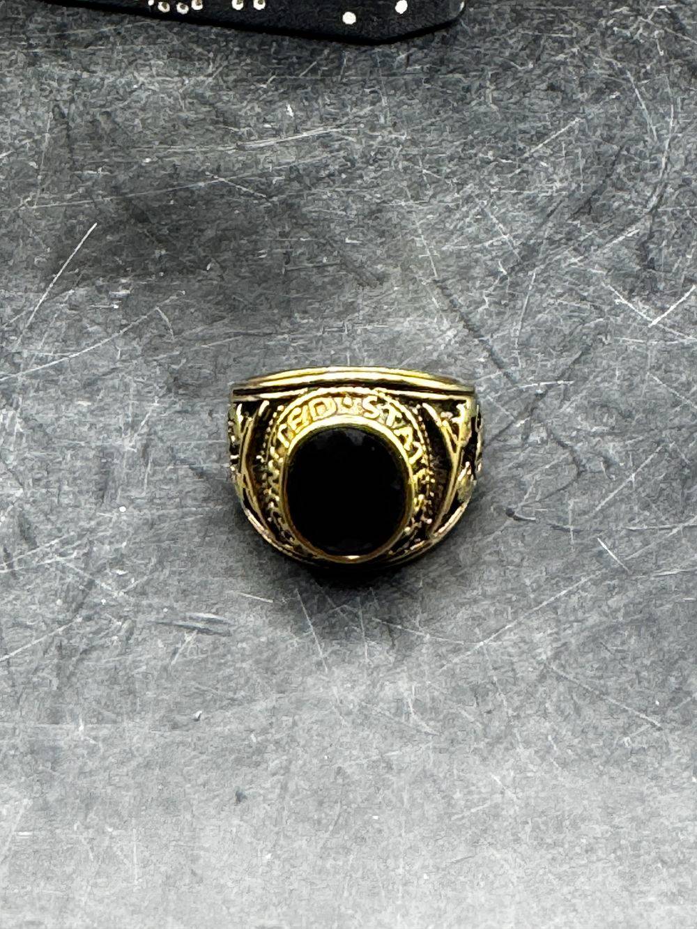 Chevalière / Bague militaire de style américain aux couleurs de l'US Navy (la marine de guerre des États-Unis) - Métal doré et pierre de couleur noire à facette - Taille Ø 61- Collection - Bijoux – Image 6