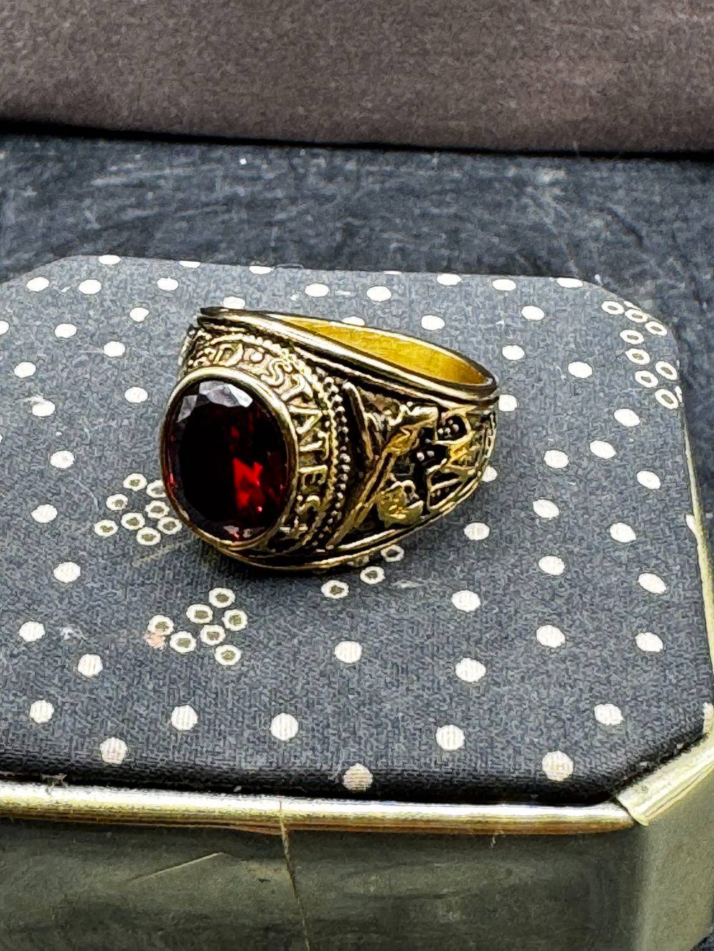 Chevalière / Bague militaire de style américain aux couleurs de l'US Navy (la marine de guerre des États-Unis) - Métal doré et pierre de couleur rouge rubis à facette - Taille Ø 63/64 - Collection - Bijoux – Image 2