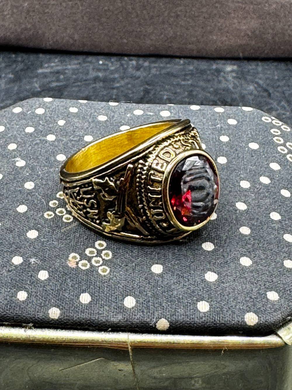 Chevalière / Bague militaire de style américain aux couleurs de l'US Navy (la marine de guerre des États-Unis) - Métal doré et pierre de couleur rouge rubis à facette - Taille Ø 63/64 - Collection - Bijoux – Image 3