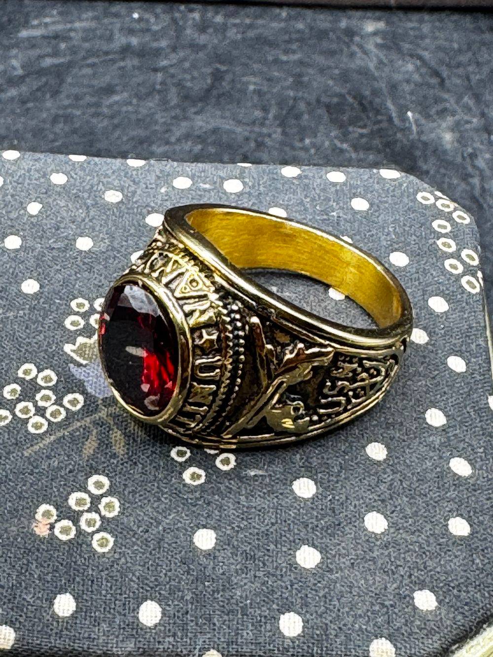 Chevalière / Bague militaire de style américain aux couleurs de l'US Navy (la marine de guerre des États-Unis) - Métal doré et pierre de couleur rouge rubis à facette - Taille Ø 63/64 - Collection - Bijoux – Image 4