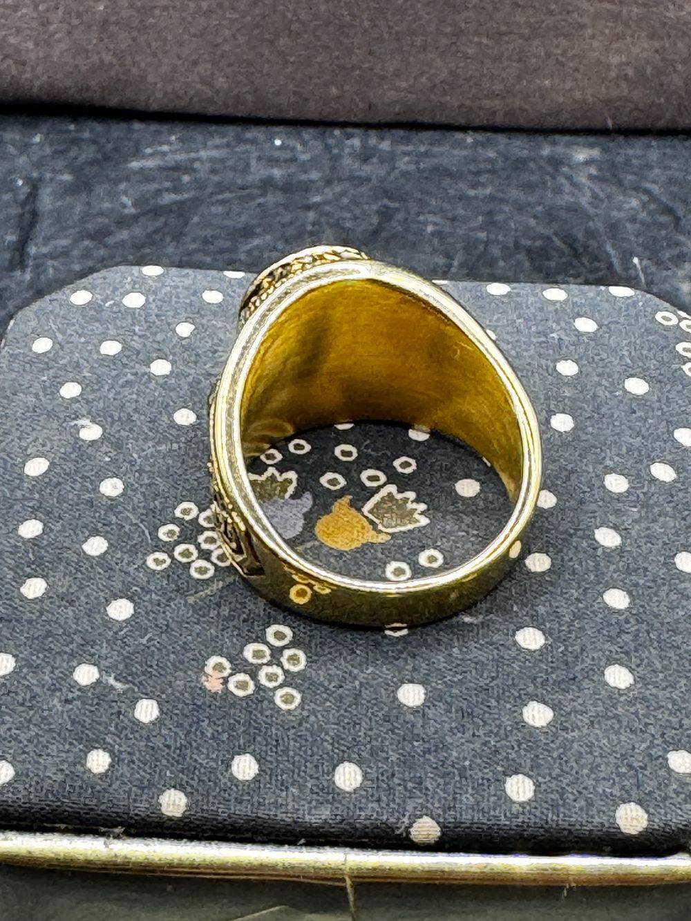Chevalière / Bague militaire de style américain aux couleurs de l'US Navy (la marine de guerre des États-Unis) - Métal doré et pierre de couleur rouge rubis à facette - Taille Ø 63/64 - Collection - Bijoux – Image 5