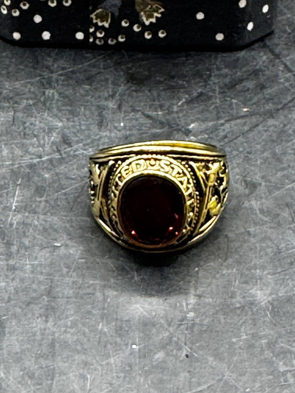Chevalière / Bague militaire de style américain aux couleurs de l'US Navy (la marine de guerre des États-Unis) - Métal doré et pierre de couleur rouge rubis à facette - Taille Ø 63/64 - Collection - Bijoux – Image 6