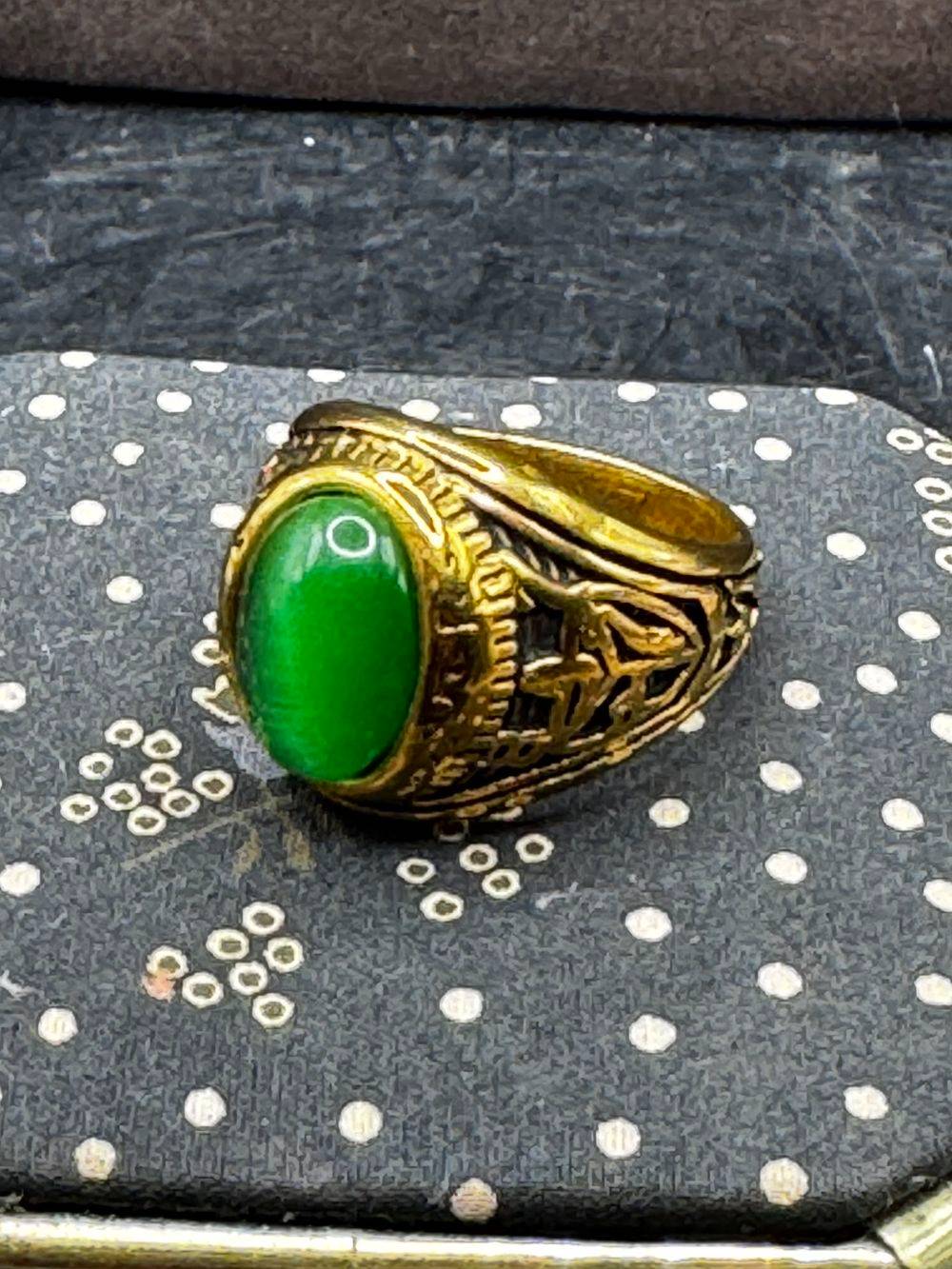 Chevalière / Bague de style américain - Métal doré et pierre de couleur verte - Taille Ø 60/61 - Collection - Bijoux – Image 2