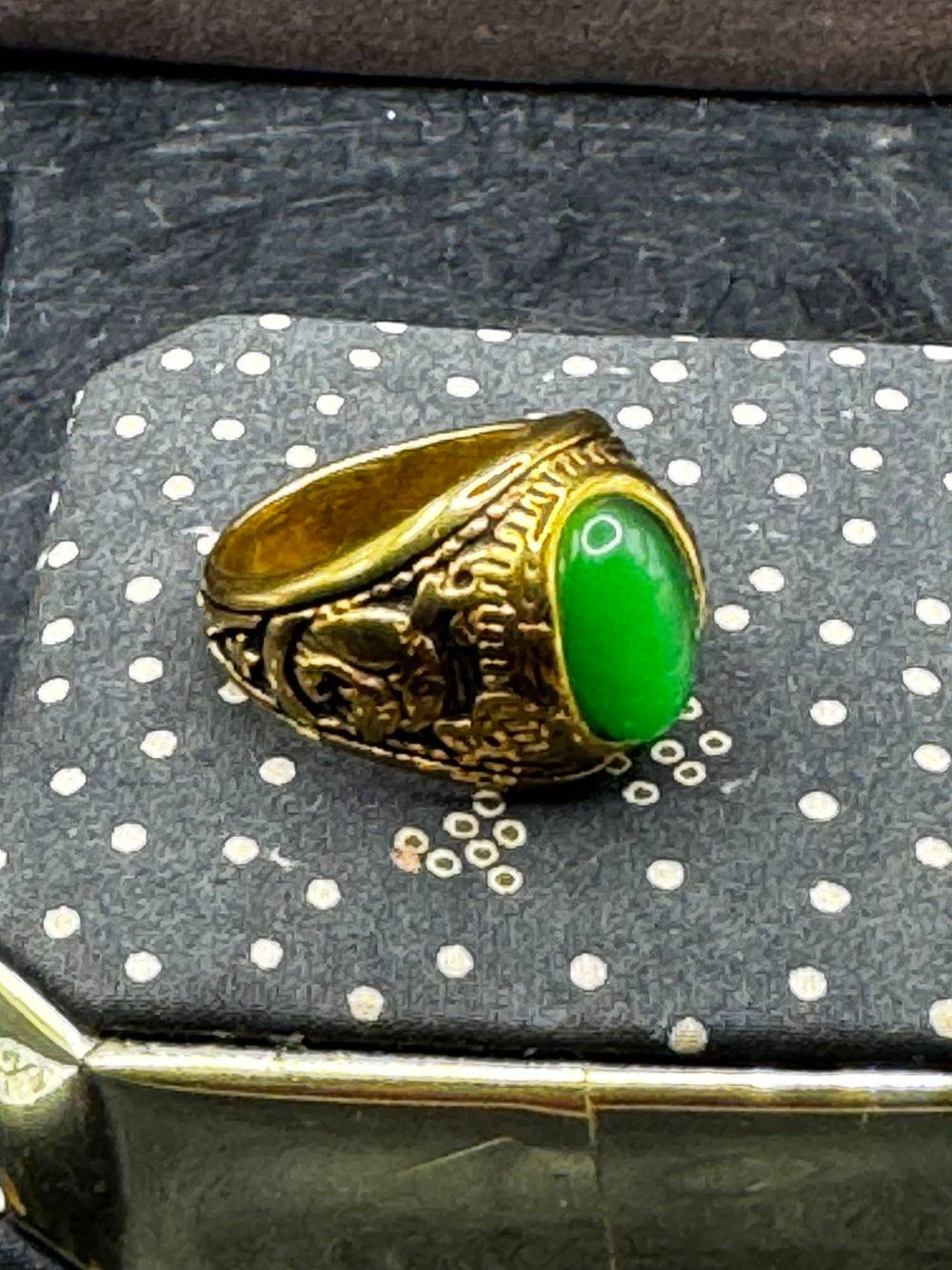Chevalière / Bague de style américain - Métal doré et pierre de couleur verte - Taille Ø 60/61 - Collection - Bijoux – Image 3