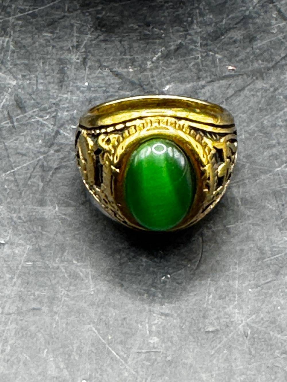 Chevalière / Bague de style américain - Métal doré et pierre de couleur verte - Taille Ø 60/61 - Collection - Bijoux – Image 5