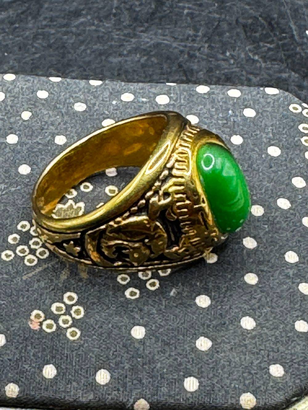 Chevalière / Bague de style américain - Métal doré et pierre de couleur verte - Taille Ø 60/61 - Collection - Bijoux – Image 6