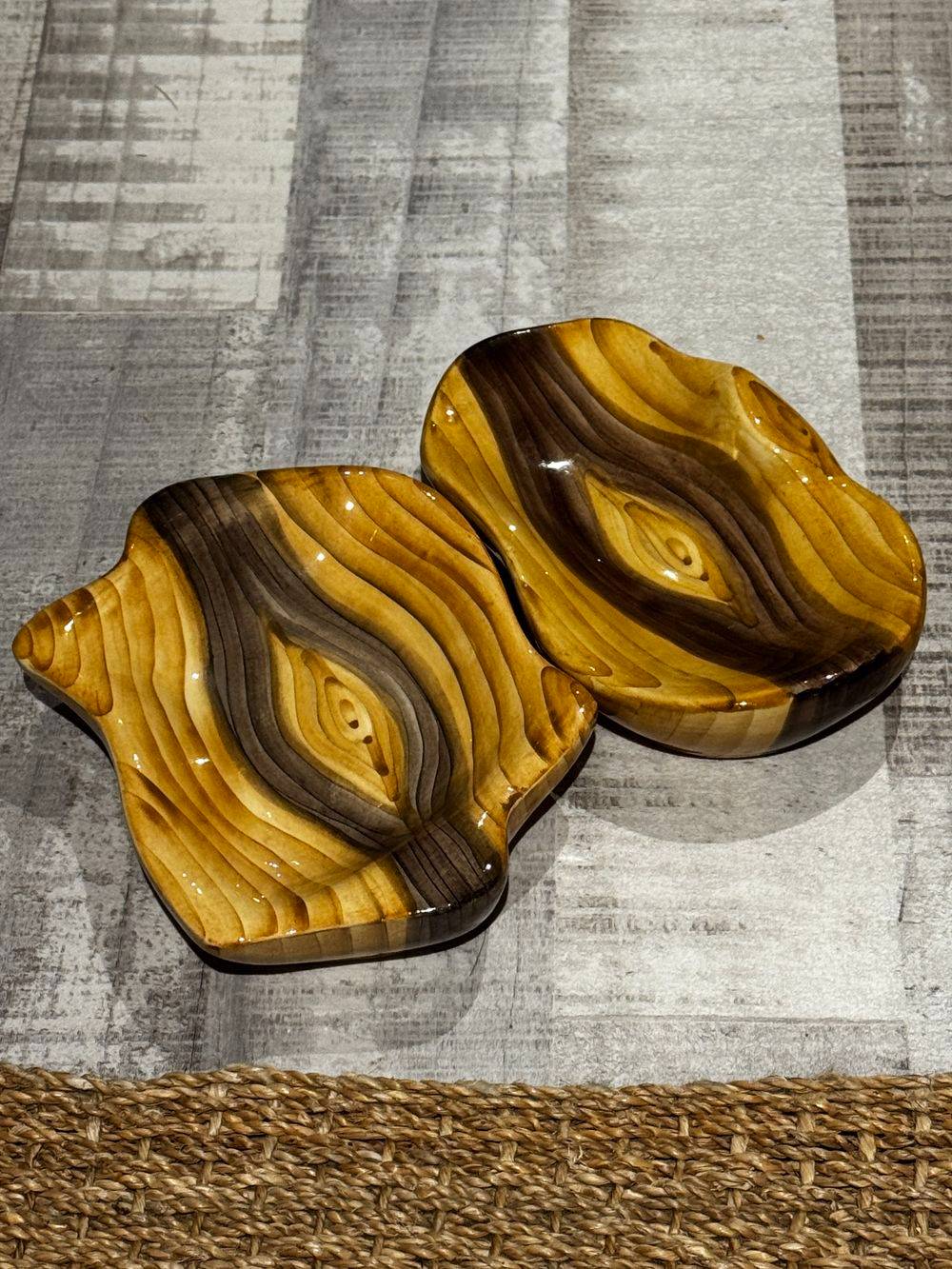 Joli lot de deux anciens Vide poche / Porte savon / Cendrier en céramique à décor « faux bois » attribués aux ateliers de Grandjean-Jourdan à Vallauris - Des années 50-60 - Collection - Décoration – Image 4