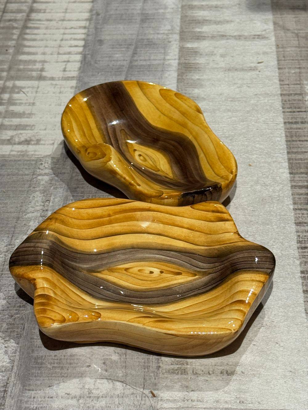 Joli lot de deux anciens Vide poche / Porte savon / Cendrier en céramique à décor « faux bois » attribués aux ateliers de Grandjean-Jourdan à Vallauris - Des années 50-60 - Collection - Décoration – Image 5
