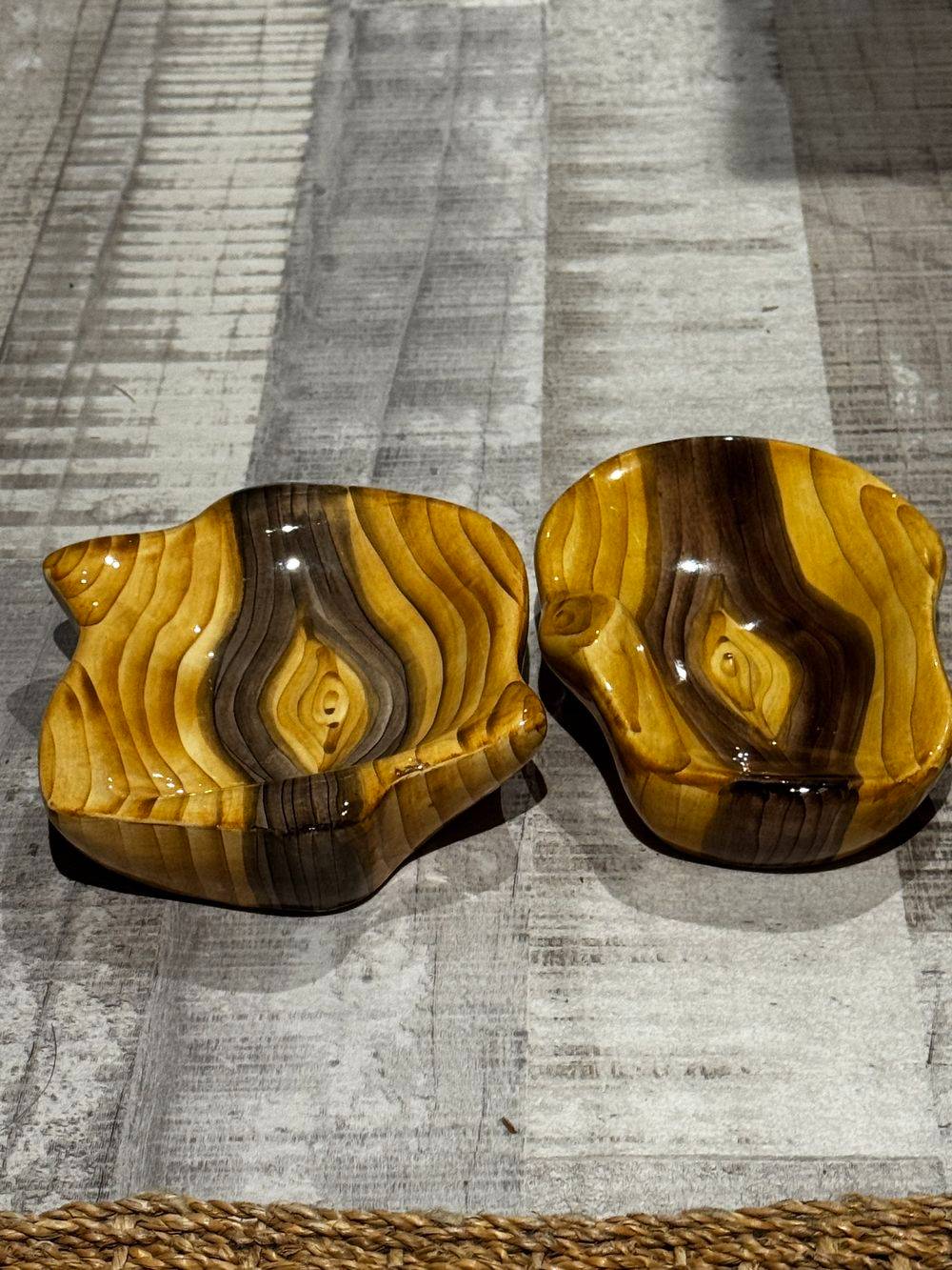 Joli lot de deux anciens Vide poche / Porte savon / Cendrier en céramique à décor « faux bois » attribués aux ateliers de Grandjean-Jourdan à Vallauris - Des années 50-60 - Collection - Décoration – Image 6