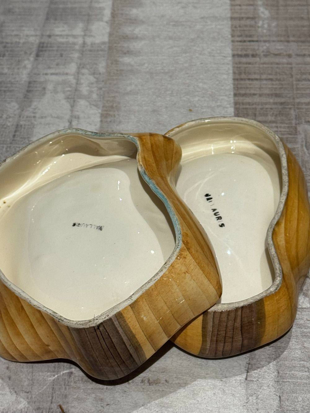 Joli lot de deux anciens Vide poche / Porte savon / Cendrier en céramique à décor « faux bois » attribués aux ateliers de Grandjean-Jourdan à Vallauris - Des années 50-60 - Collection - Décoration – Image 8