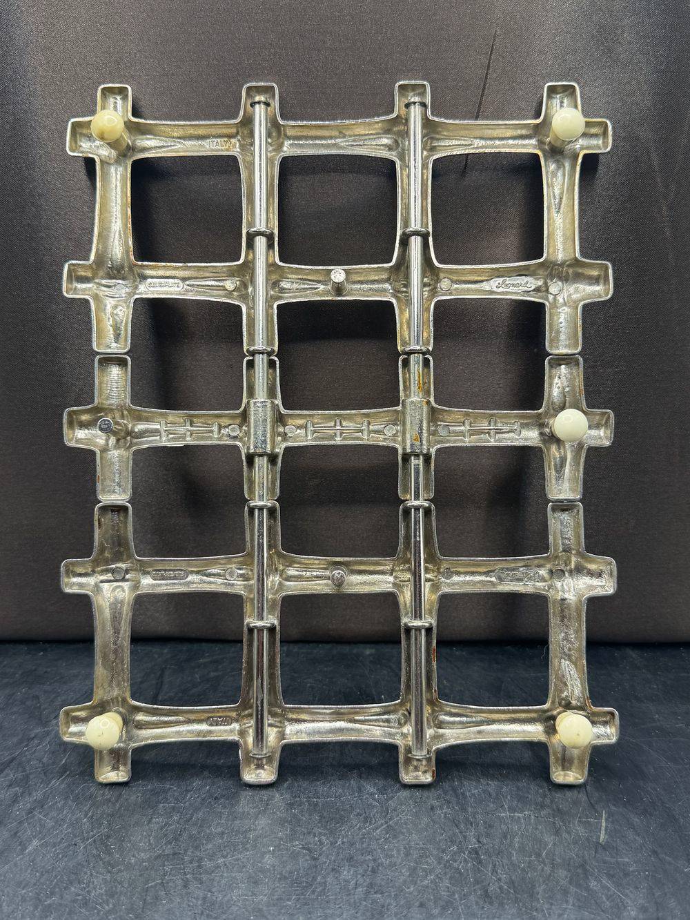 Ancien dessous de plat extensible et en métal - Léonard - Made in Italie - En métal et en forme de bambou - Vers 1970 - Collection - Décoration - Vintage – Image 5