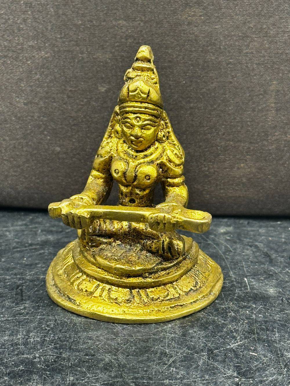 Petite statuette en laiton doré représentant la déesse hindoue Annapurna (ou Annapoorna) assise et tenant une louche - Décoration - Collection – Image 2