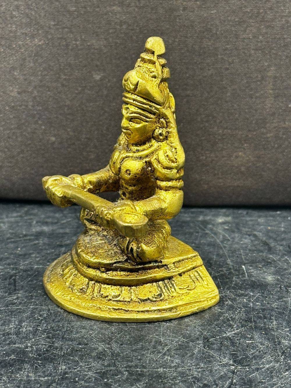 Petite statuette en laiton doré représentant la déesse hindoue Annapurna (ou Annapoorna) assise et tenant une louche - Décoration - Collection – Image 3