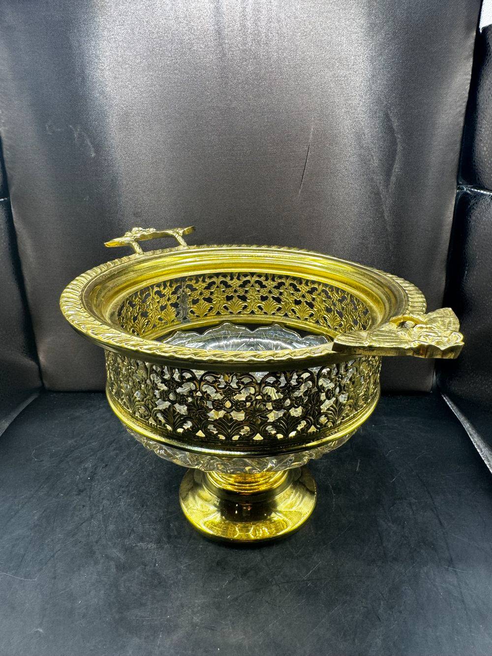 Ancienne coupe ou centre de table en verre avec des anses latérales et en laiton ciselé - Inspiration classique ou néo Renaissance - Collection - Décoration – Image 2