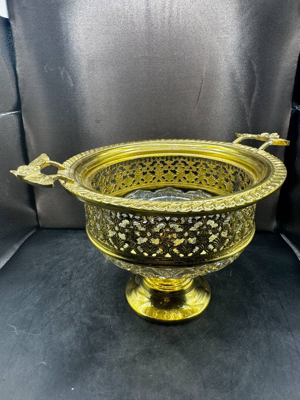 Ancienne coupe ou centre de table en verre avec des anses latérales et en laiton ciselé - Inspiration classique ou néo Renaissance - Collection - Décoration – Image 3