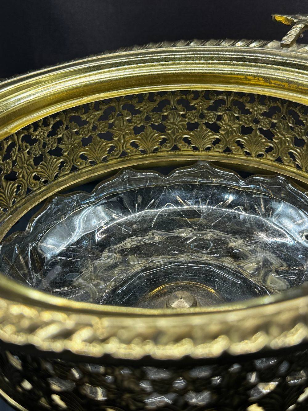 Ancienne coupe ou centre de table en verre avec des anses latérales et en laiton ciselé - Inspiration classique ou néo Renaissance - Collection - Décoration – Image 4