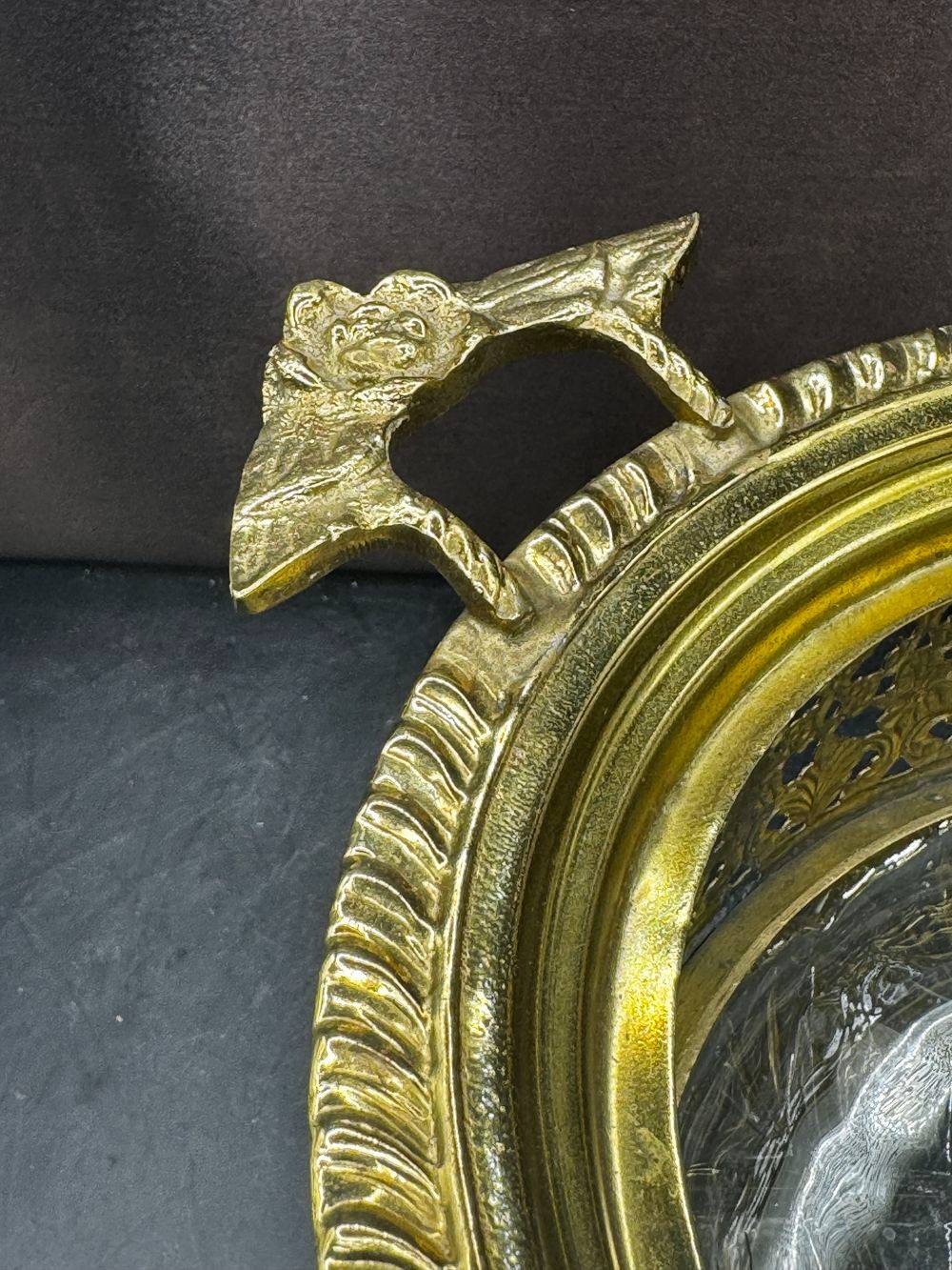 Ancienne coupe ou centre de table en verre avec des anses latérales et en laiton ciselé - Inspiration classique ou néo Renaissance - Collection - Décoration – Image 5