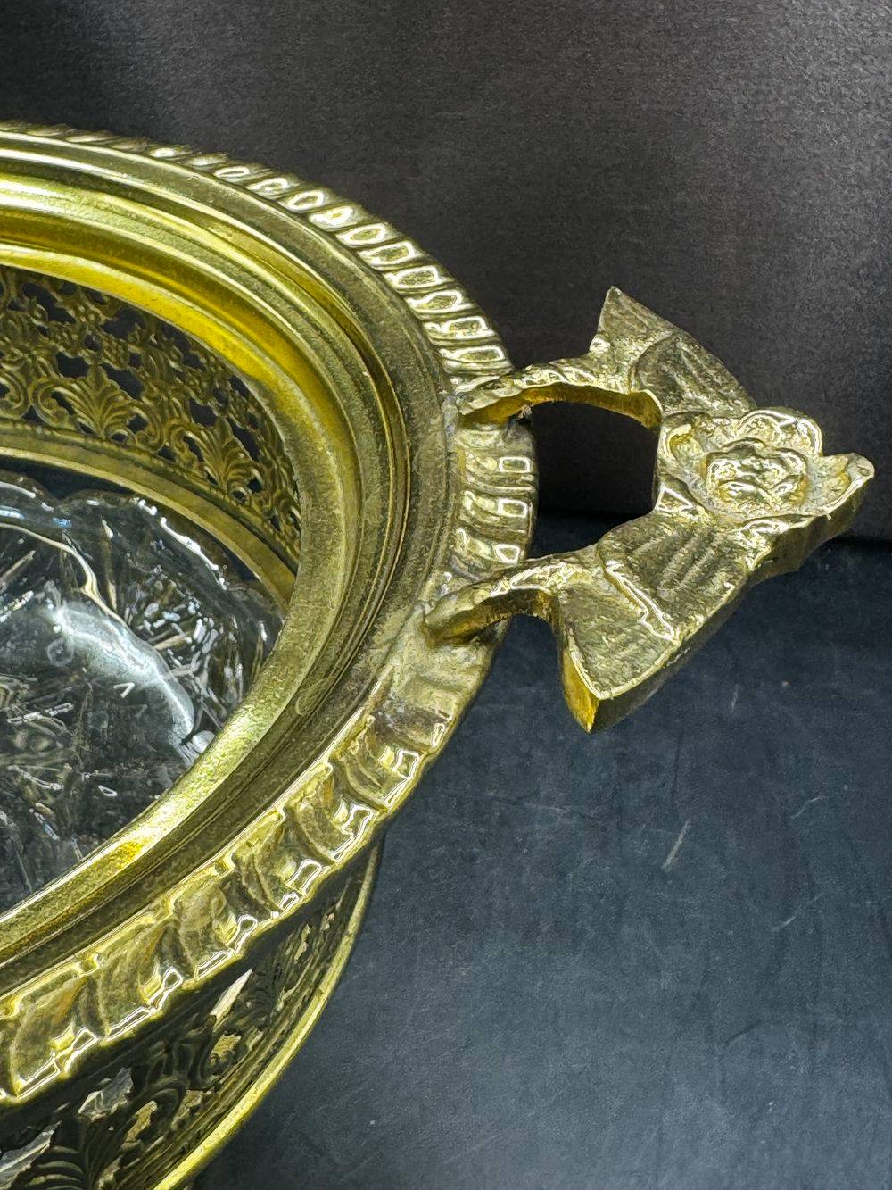 Ancienne coupe ou centre de table en verre avec des anses latérales et en laiton ciselé - Inspiration classique ou néo Renaissance - Collection - Décoration – Image 6