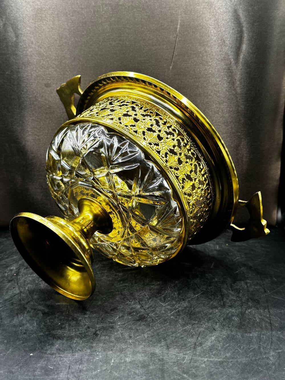 Ancienne coupe ou centre de table en verre avec des anses latérales et en laiton ciselé - Inspiration classique ou néo Renaissance - Collection - Décoration – Image 7