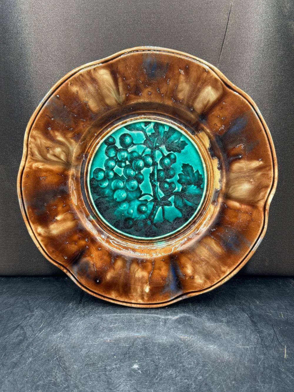 Rare et magnifique Assiette en céramique datant du 19ème siècle - Emaux de Rubbelles (77) - Décor grappes de raisin - Décoration - Collection – Image 2