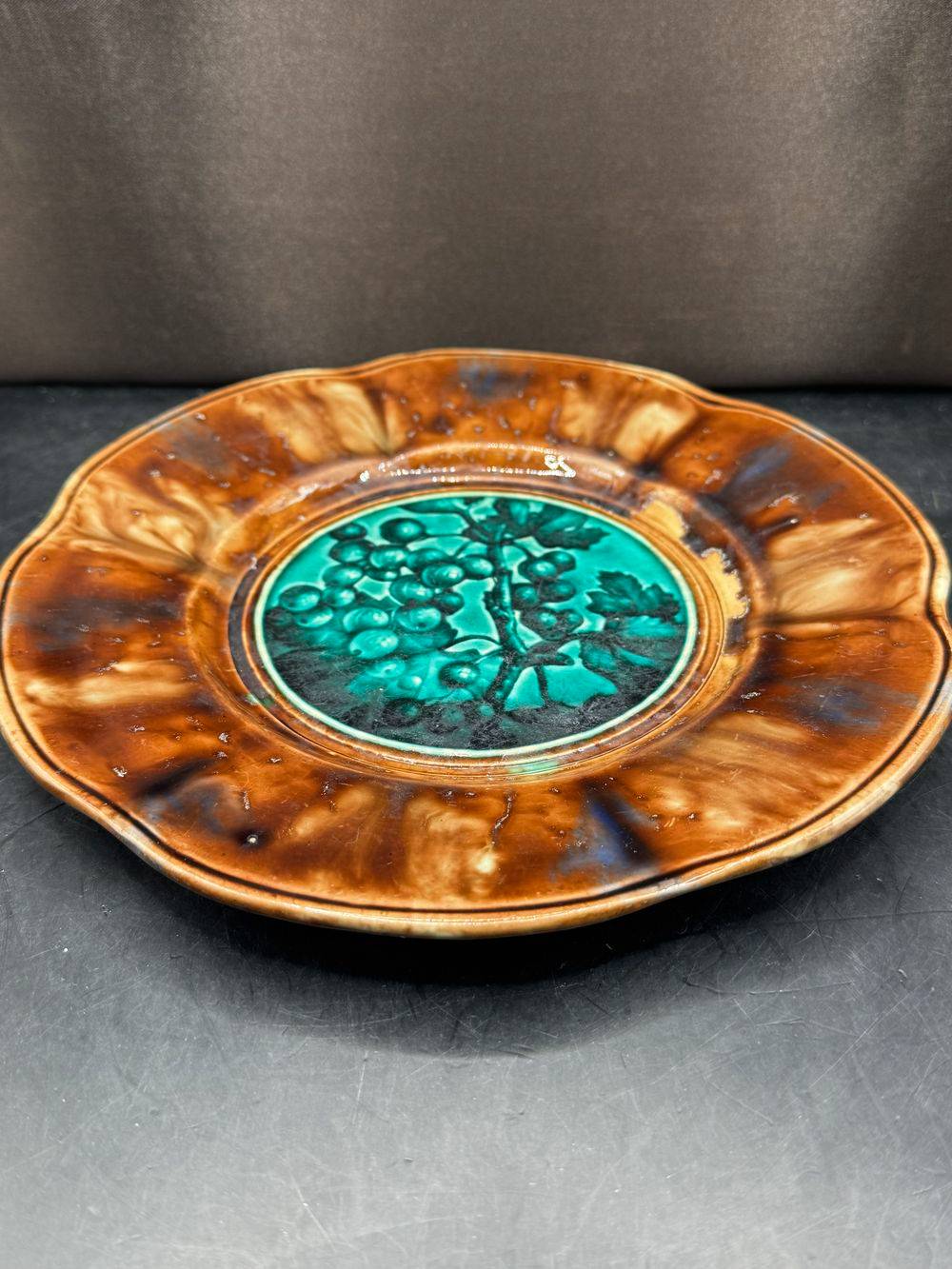 Rare et magnifique Assiette en céramique datant du 19ème siècle - Emaux de Rubbelles (77) - Décor grappes de raisin - Décoration - Collection – Image 3