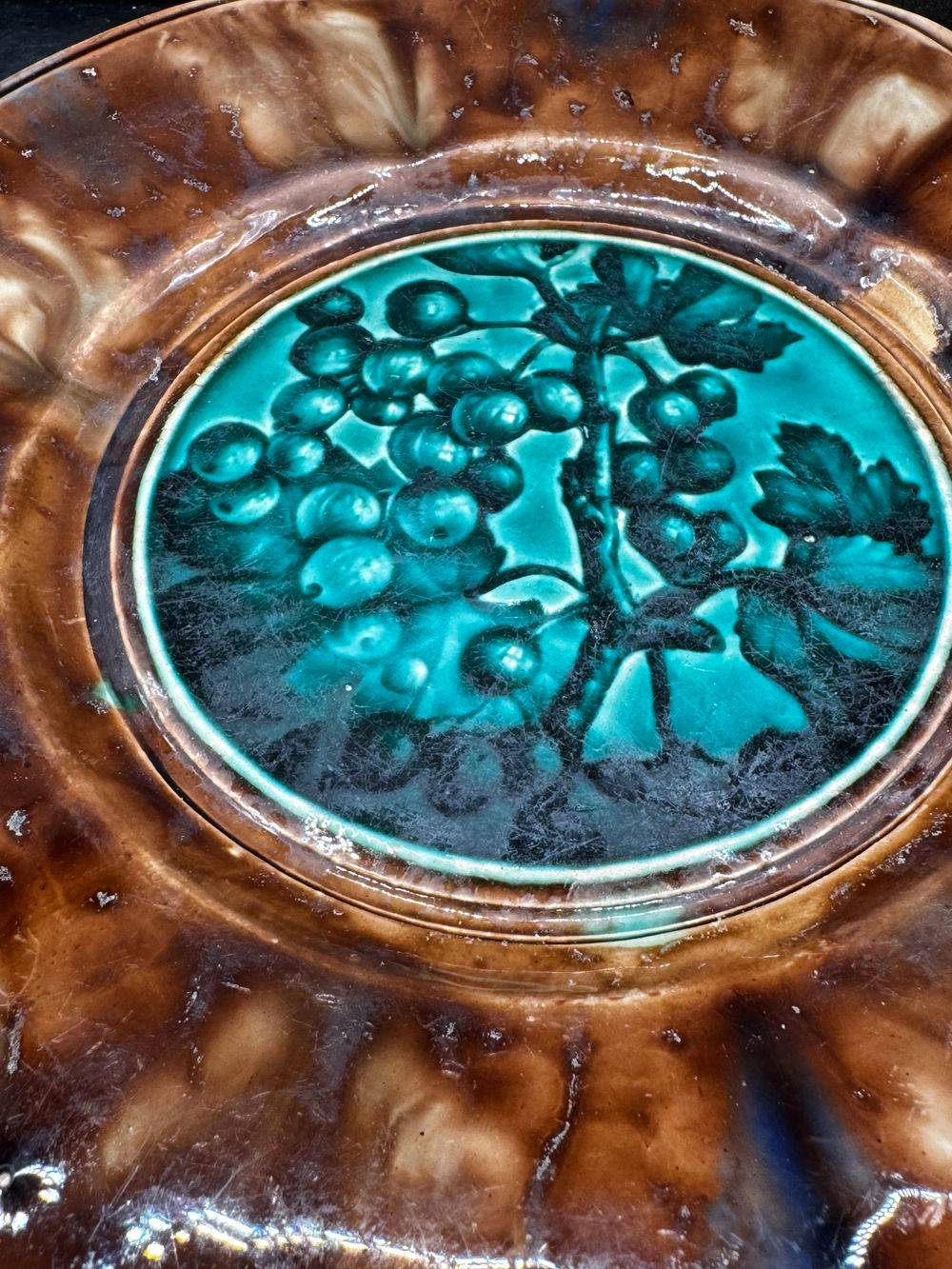 Rare et magnifique Assiette en céramique datant du 19ème siècle - Emaux de Rubbelles (77) - Décor grappes de raisin - Décoration - Collection – Image 4