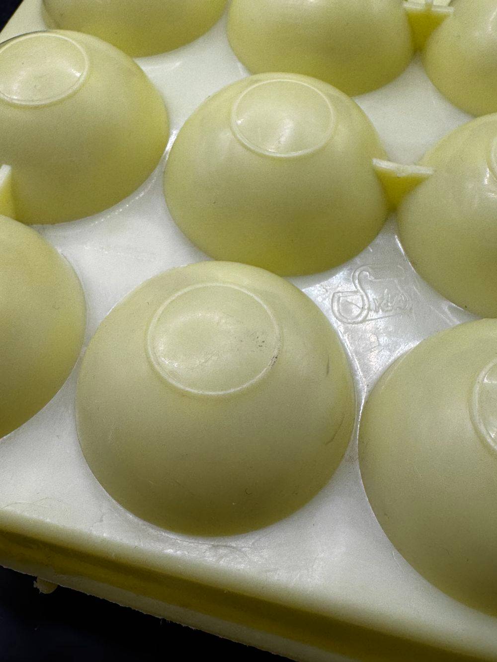 Boîte à oeufs vintage - Un joli jaune pâle et 12 petits nids - Des années 70/80 - Déco - Collection – Image 7