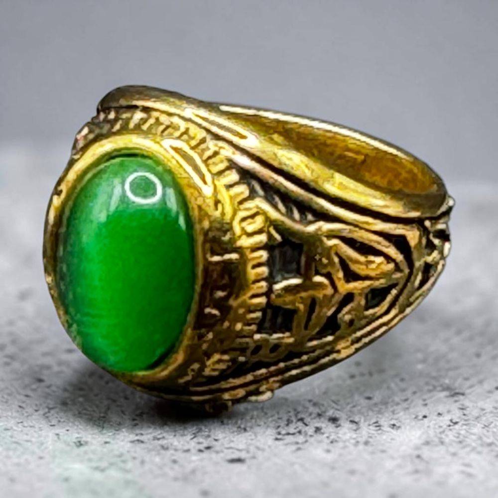 Chevalière / Bague de style américain - Métal doré et pierre de couleur verte - Taille Ø 60/61 - Collection - Bijoux