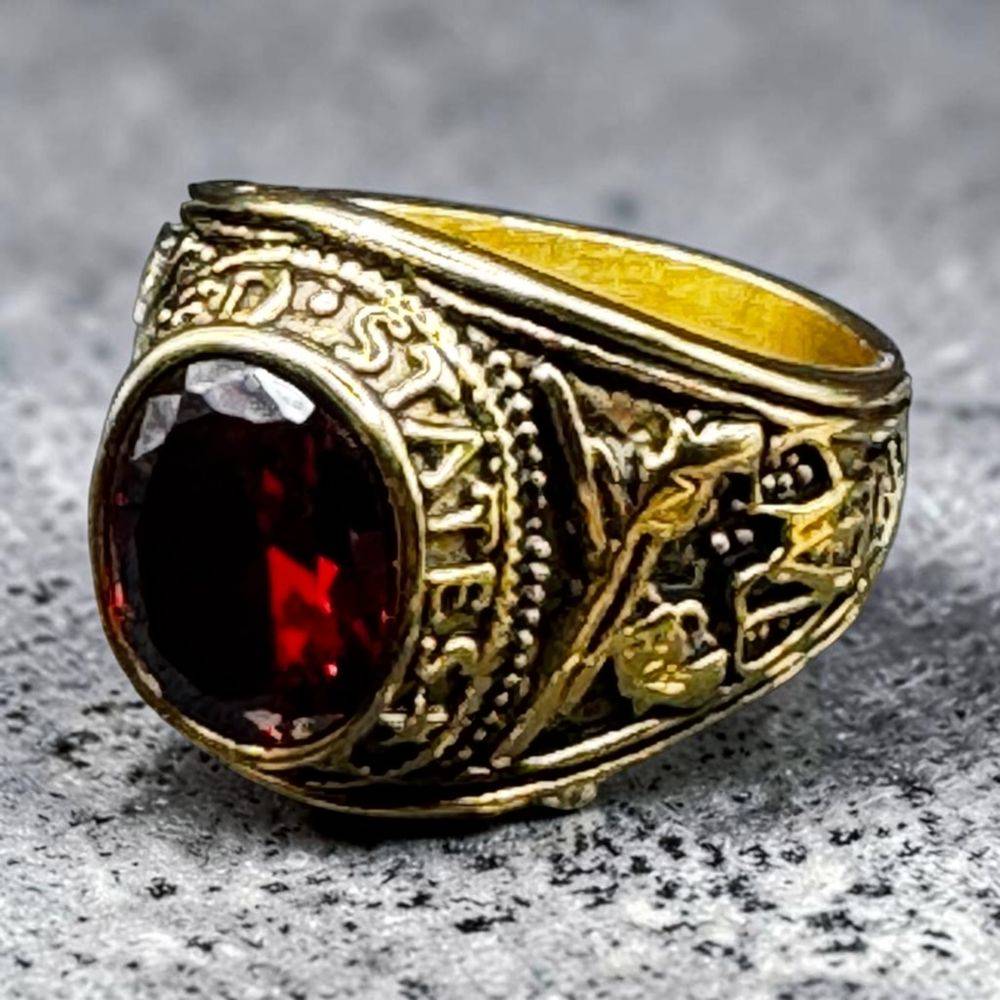 Chevalière / Bague militaire de style américain aux couleurs de l'US Navy (la marine de guerre des États-Unis) - Métal doré et pierre de couleur rouge rubis à facette - Taille Ø 63/64 - Collection - Bijoux