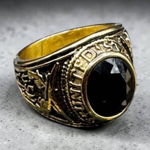 Chevalière / Bague militaire de style américain aux couleurs de l'US Navy (la marine de guerre des États-Unis) - Métal doré et pierre de couleur noire à facette - Taille Ø 61 - Collection - Bijoux