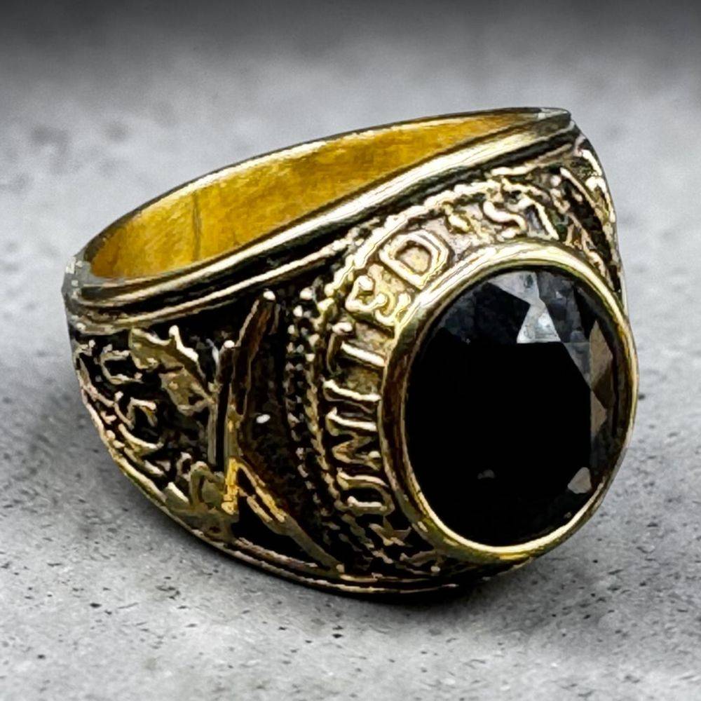 Chevalière / Bague militaire de style américain aux couleurs de l'US Navy (la marine de guerre des États-Unis) - Métal doré et pierre de couleur noire à facette - Taille Ø 61 - Collection - Bijoux