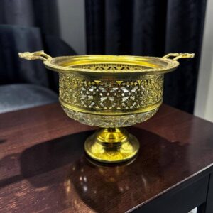 Ancienne coupe ou centre de table en verre avec des anses latérales et en laiton ciselé - Inspiration classique ou néo Renaissance - Collection - Décoration