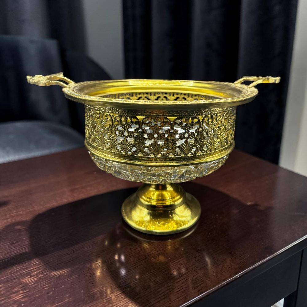 Ancienne coupe ou centre de table en verre avec des anses latérales et en laiton ciselé - Inspiration classique ou néo Renaissance - Collection - Décoration
